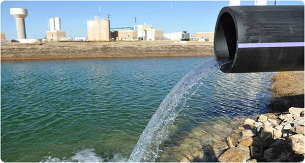 Người ta sẽ lấy mẫu nước trong bể chứa nước sạch để phân tích và đánh giá độ an toàn trước khi xả ra môi trường