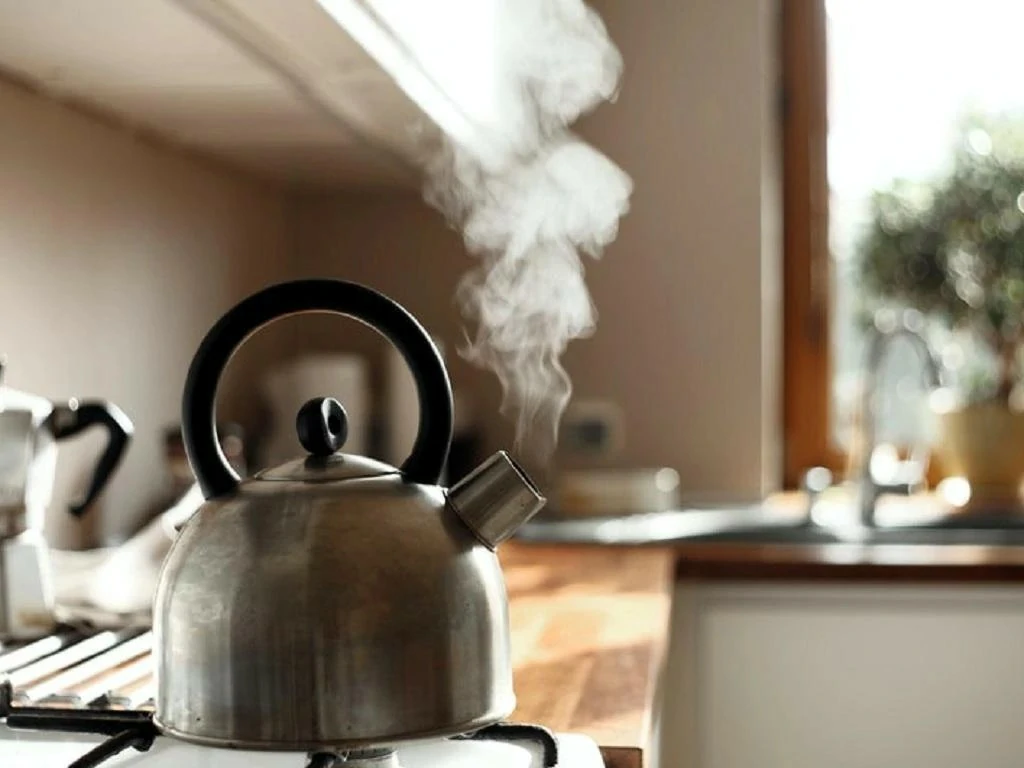 Đun nước sôi để tiêu diệt vi khuẩn, đảm bảo an toàn sức khỏe