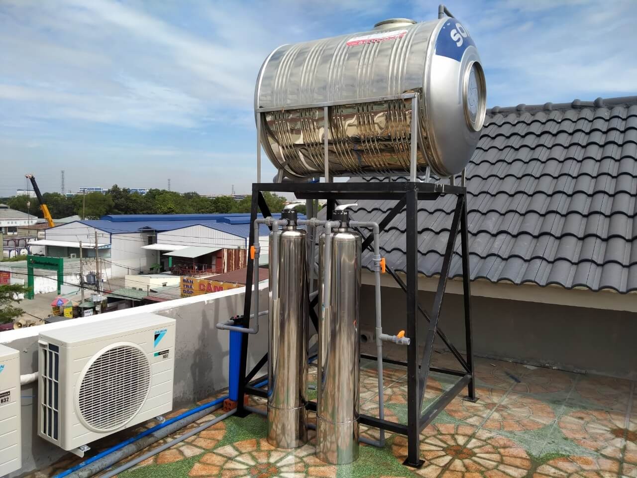 Hướng dẫn cách lắp cột lọc nước đầu nguồn 3 Lắp cột lọc nước trên tầng thượng giúp tiết kiệm diện tích