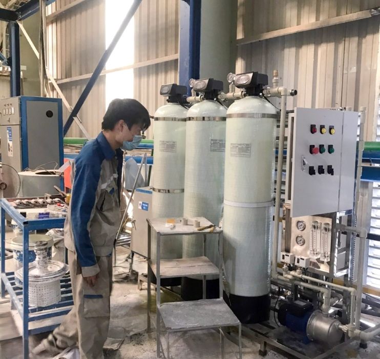 Kỹ thuật viên Cơ Khí Toàn Á kiểm tra bảo trì thiết bị lọc nước RO công nghiệp cho khách hàng