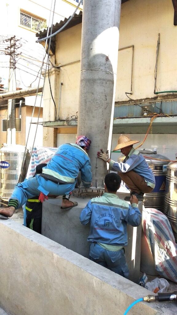 Thi công lắp đặt Hệ thống xử lý khói bụi công nghiệp cho nhà máy xử lý hóa chất bởi công nhân Cơ Khí Toàn Á