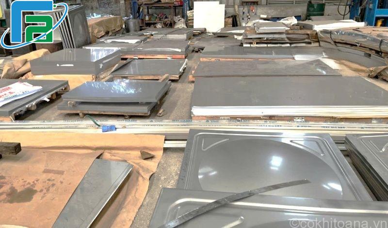 Chuẩn bị các tấm ghép inox cho bể nước lắp ghép tại nhà máy cơ khí Toàn Á