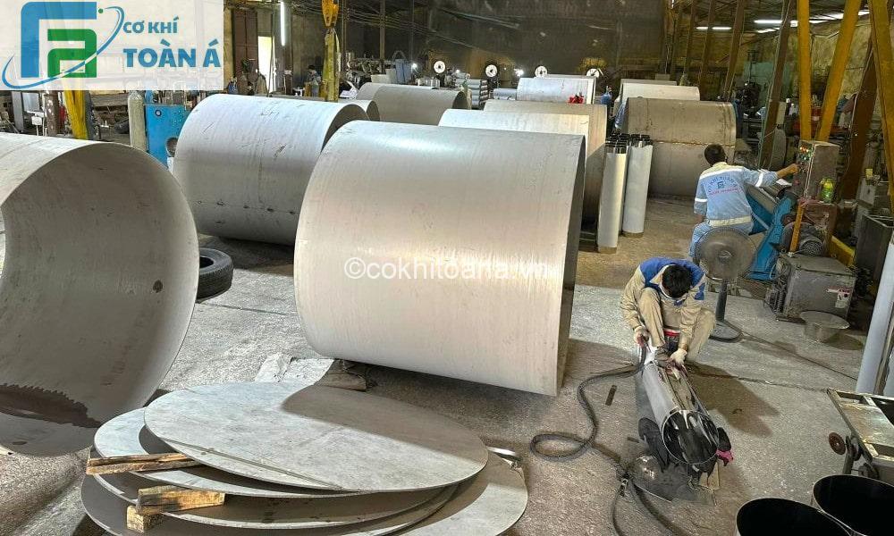 Sản xuất bồn công nghiệp tại Hà Nội từ Công Ty Cổ Phần Chế Tạo Cơ Khí Toàn Á đang định hình tương lai của ngành công nghiệp với các loại bồn công nghiệp, bồn chứa công nghiệp, và bồn inox công nghiệp, cung cấp dung tích từ 1m³ đến 1,000m³, giảm 60% chi phí vận hành trong 20 năm. 