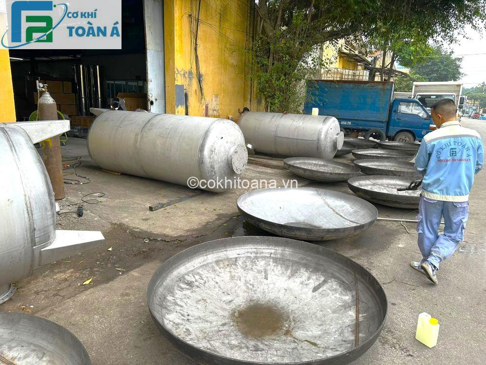 Công nhân Công ty cơ khí Toàn Á đang kiểm kê các vật tư để sản xuất bồn công nghiệp
