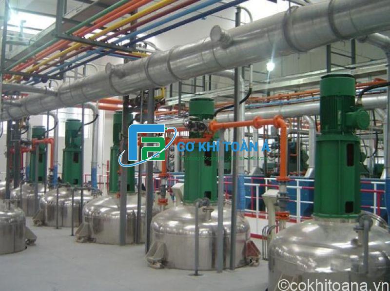 Hình ảnh: Bồn chứa hóa chất bằng inox trong nhà máy sản xuất sơn công nghiệp tại Hà Nội